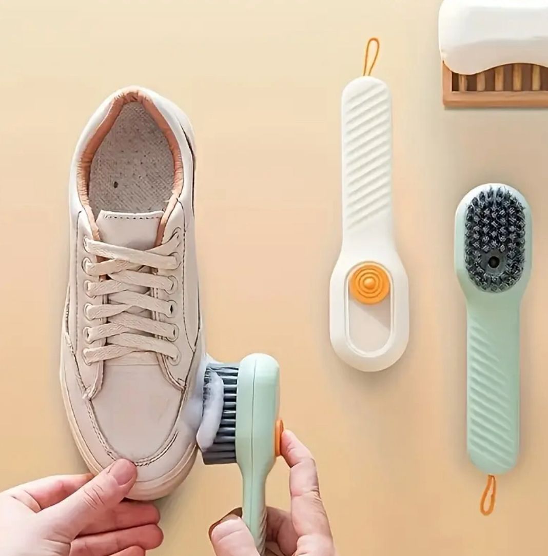 فرشاة تنظيف بصابون مدمج للأحذية والأواني Brosse nettoyante avec distributeur de savon (chaussures & vaisselle) Cleaning Brush with Soap Dispenser (Shoes & Dishes)